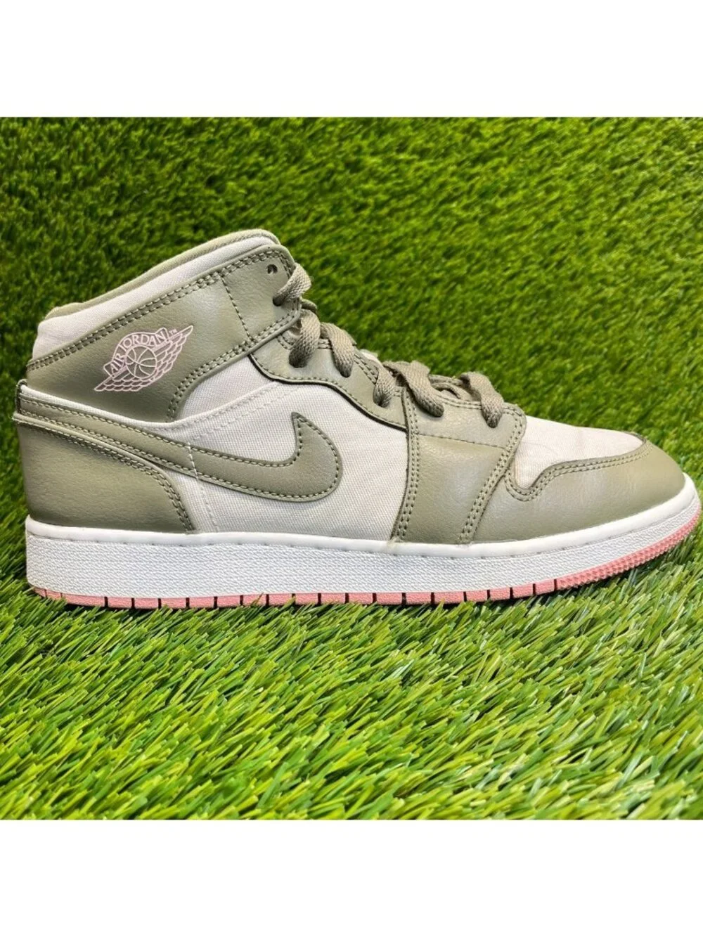 Nike Air Jordan 1 Mid Girls Size 7Y Green White Athletic Leather Shoes Sneakers